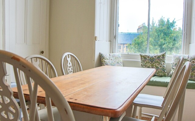 3 Bedroom Flat In Edinburghs New Town