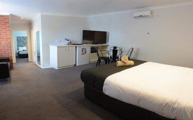 Golden Reef Motor Inn