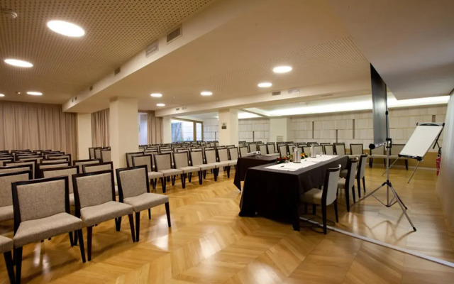 Breaking Business Hotel