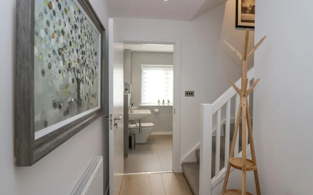 Watch Tree Apartment