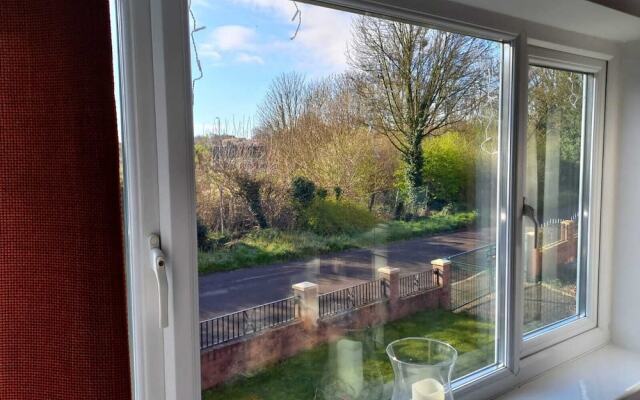 Charming Wentworth Lodge With Countryside Views