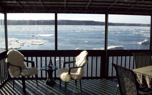 Au Bord du Fleuve