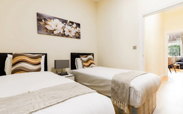 Warm Apartments in Queensway