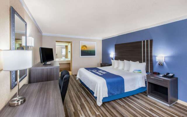 Days Inn & Suites by Wyndham Braunig Lake