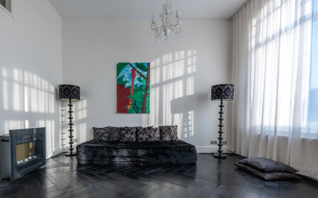 Dina Perla Lodges shared home in museum district