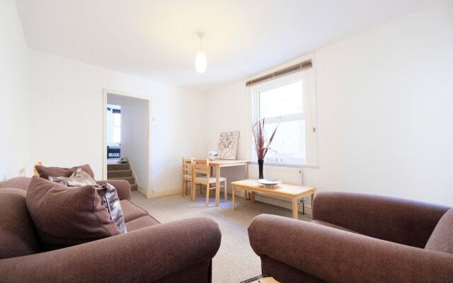Quiet and Spacious 2-bedroom Flat , Sleeps 4