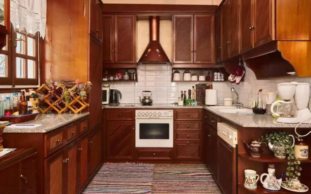 Spacious Central Apartment w h Free Parking Spaces