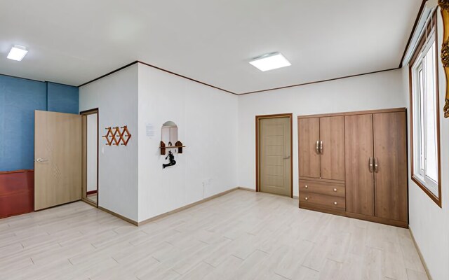 Baenaegol Paraeso Redroof Pension