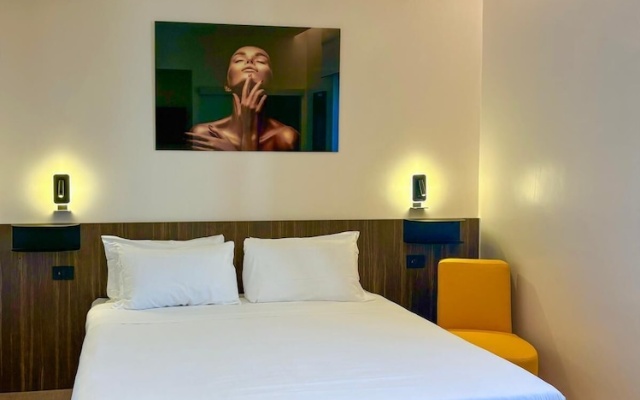 Revolution Hotel