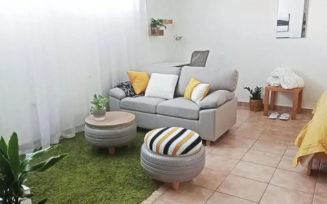 Cool Boho Apartment, 1min to Highway, Parking