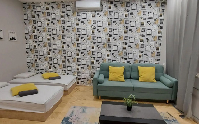 Studio 4 Apartment in the Party District