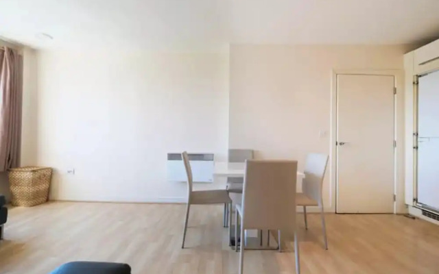 Bright and Spacious 2-bedroom Flat, Sleeps 4