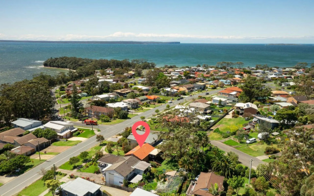 Stylish Family Beach House Walking Distance to 3 Beaches