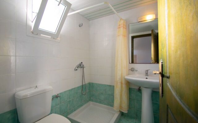 Manthos Beachfront Apts & pool