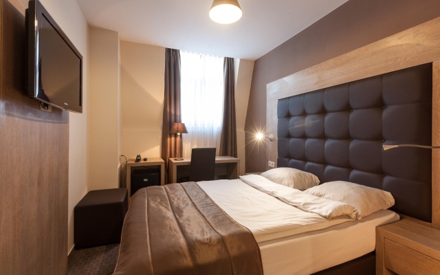 Double room (full double bed) (queen size bed)