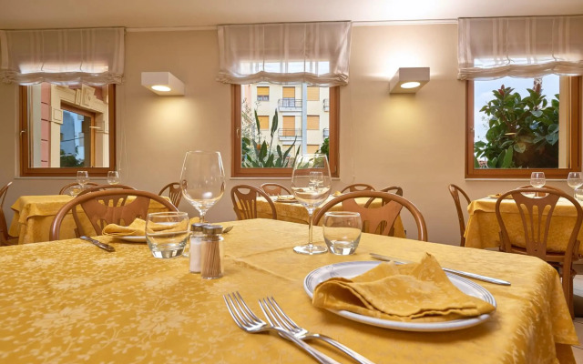 Hotel Careni Villa Italia