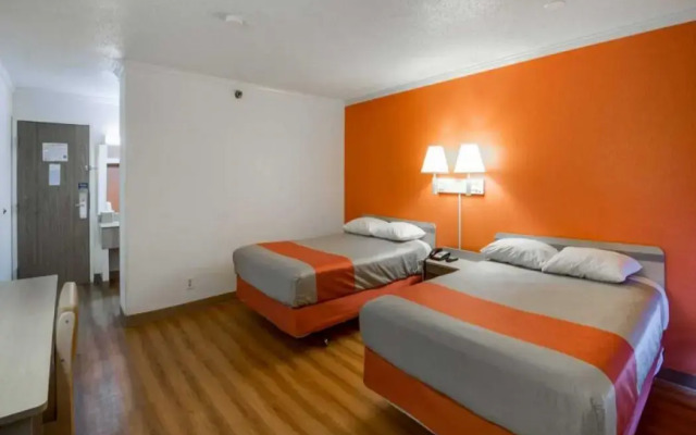 Motel 6 Waukegan, IL