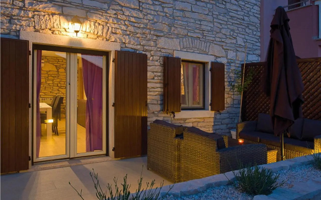 Two-Bedroom Holiday home with a Fireplace in Barban