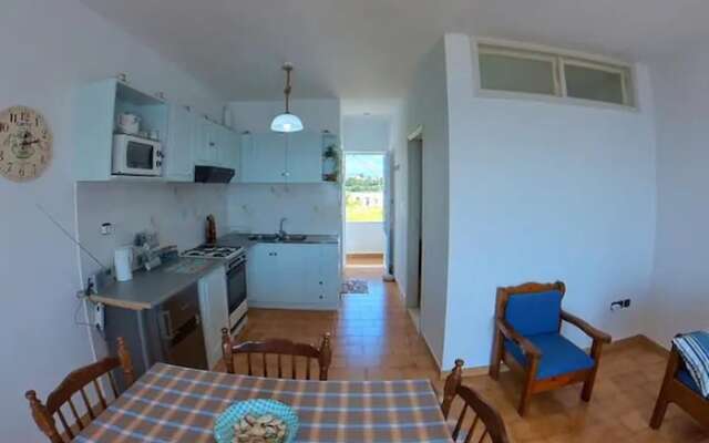 Blue House Beach Apartment - Sleeps 4 & Balcony