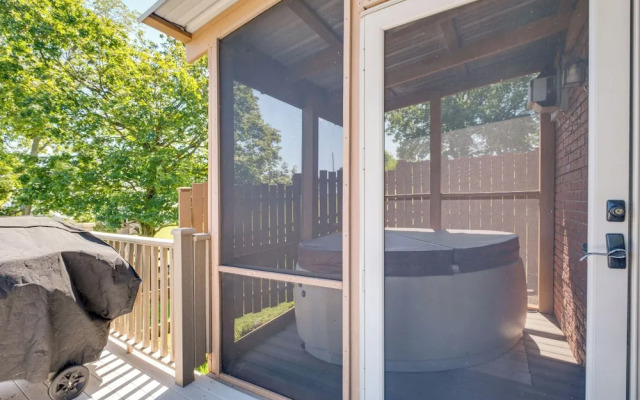 4 Mi to German Village: Studio w/ Hot Tub!