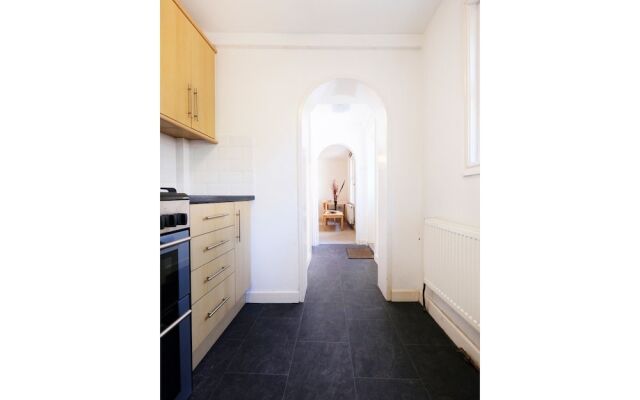 Quiet and Spacious 2-bedroom Flat , Sleeps 4