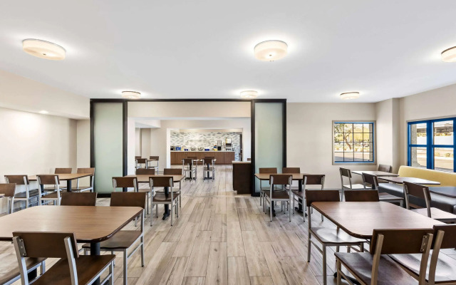 Days Inn & Suites by Wyndham Mesa Near Phoenix