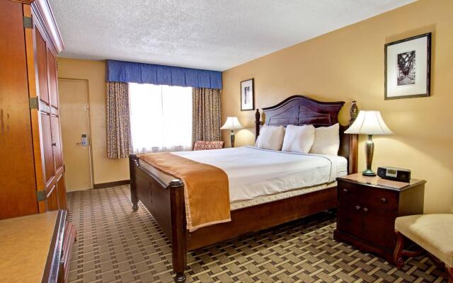 Howard Johnson Express Inn And Suites Lakes Front