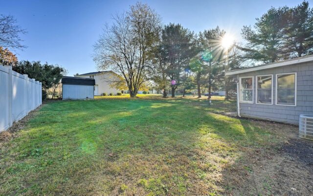 Granger 'hedge House' w/ Sunroom & Yard Games