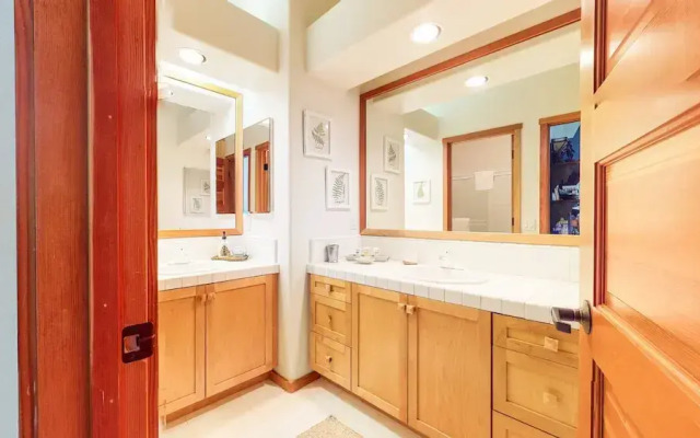 Snowcreek V 760 Pet-Friendly, Amazing Mountain Views, Private 2 Car Garage, Washer Dryer by RedAwning