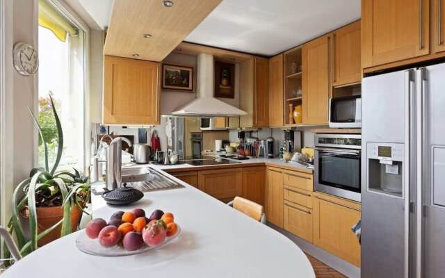 Stunning 3 Bed Apt With Balcony Near Champs Elysée