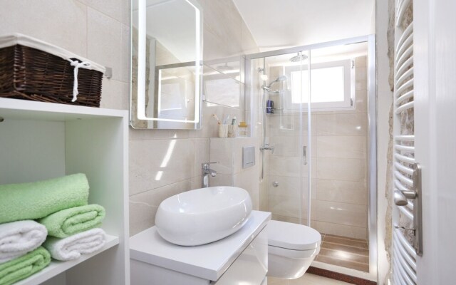 Rustic Stone House Bajeli with Jacuzzi