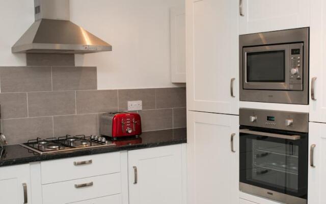 Queen Margaret Apartment - Botanic Gardens West End