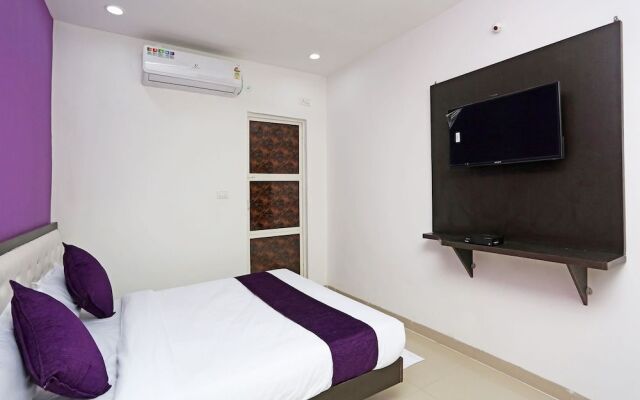 OYO 10718 White Oak Hotel