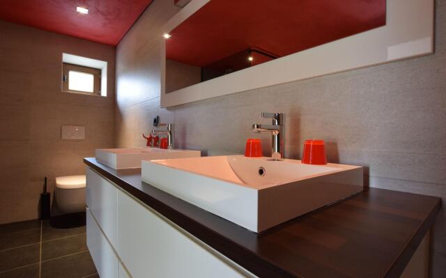Spacious Holiday Home La Roche-en-Ardenne with Pool