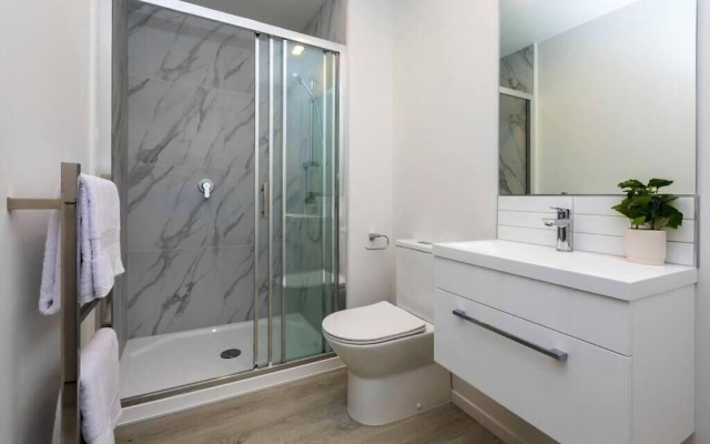 2 Bedrooms Apprtmt Plus Underground Parking in CBD – Bathroom – Christchurch