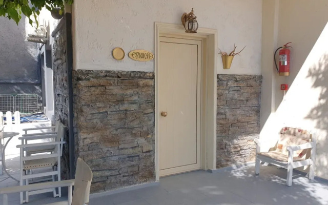 Studio Quiet And Peaceful And Very Relaxing With Kitchen, Shared Pool and Ac