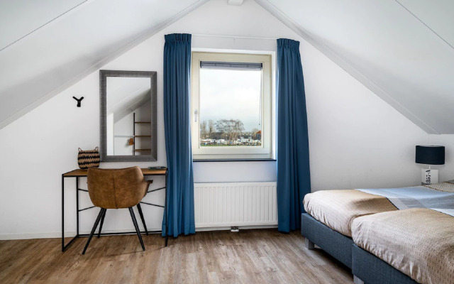 Holiday Home With Private Jetty on Water