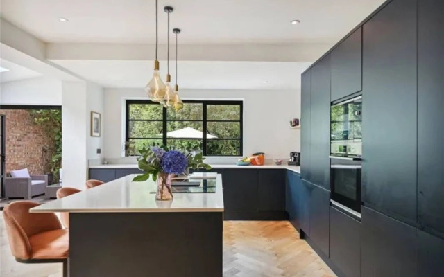 Stylish and Spacious 3 Bedroom Garden Flat in Fulham