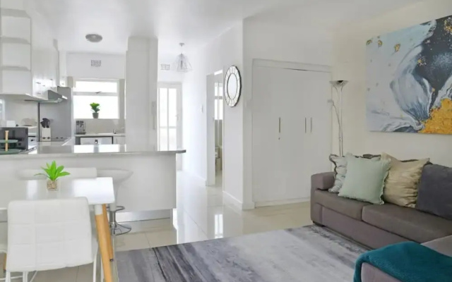 Charming Central Sea Point Haven 50m to Ocean