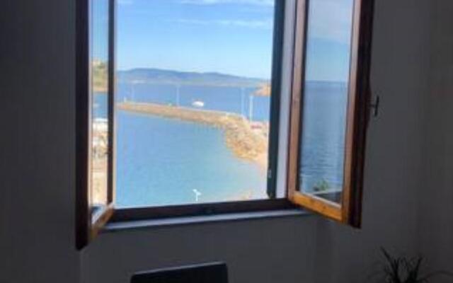 Centrally located apartment with sea view-casetta Annunziata