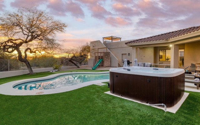 Montoya By Avantstay Pool, Putting Green, Views