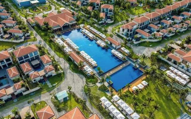 Luxe 3BR Villa: Private Pool & Resort Perks!