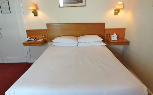 OYO Stade Court Hotel