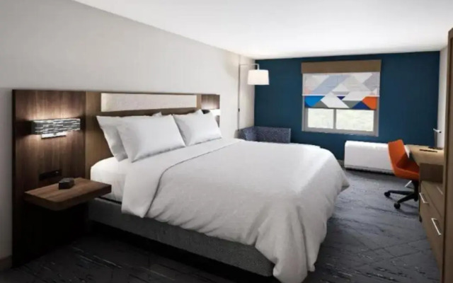 Holiday Inn Express & Suites Hawaiian Gardens