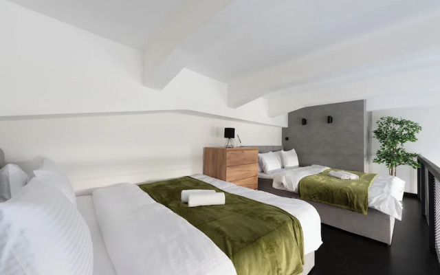 Modern Loft with Balcony Close to Center
