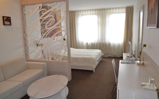 Hotel Slamený dom