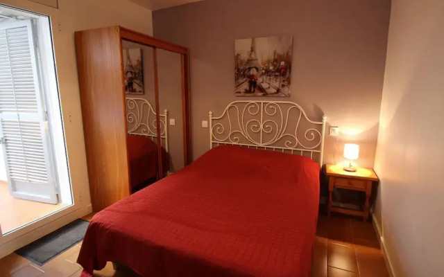 2 bedroom apartment within walking distance to the beach