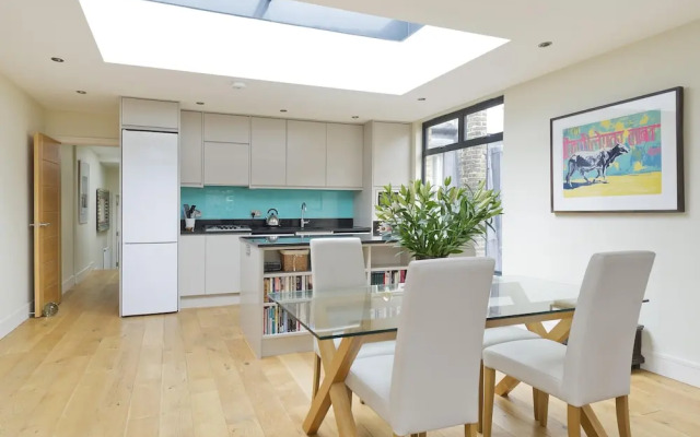 Spacious 3-bedroom Apartment in Earls Court