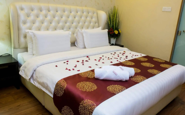 Capital O 91074 Grand World Hotel