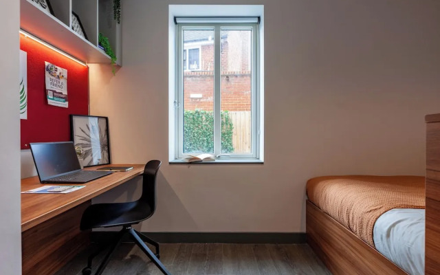 Students Only Straits Egham - 40 mins to Waterloo - Direct Bus to Heathrow